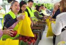 Juventudes Agrarias de COAG reparte productos del campo andaluz a las puertas del Parlamento