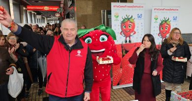 UPA Andalucía y la Diputación de Huelva  llenan de fresas Las Setas de Sevilla con la tercera parada de la campaña #YoComoFresasdeHuelva