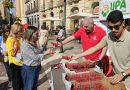 UPA reparte 1000 tarrinas de fresas de Huelva en la Puerta Real de Granada