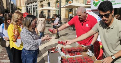 UPA reparte 1000 tarrinas de fresas de Huelva en la Puerta Real de Granada