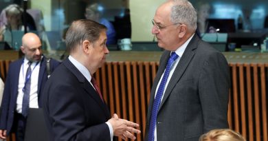 Luis Planas insta a la Comisión Europea a reconocer la mejora de los recursos en el Mediterráneo gracias al éxito de las medidas aplicadas