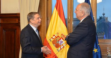 El ministro Planas aborda con el comisario Kadis los asuntos prioritarios de interés pesquero para España El ministro Planas aborda con el comisario Kadis los asuntos prioritarios de interés pesquero para España