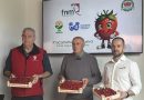 UPA Huelva firma un convenio con FNM para suministrar las fresas que llegarán a más de 20.000 personas en la campaña #YoComoFresasdeHuelva UPA Huelva firma un convenio con FNM para suministrar las fresas que llegarán a más de 20.000 personas en la campaña #YoComoFresasdeHuelva
