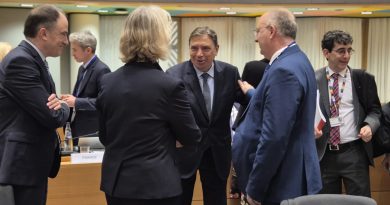 Luis Planas solicita a la Comisión Europea que adopte un plan de acción para asegurar el abastecimiento de fertilizantes