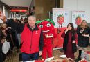 UPA Andalucía y la Diputación de Huelva  llenan de fresas Las Setas de Sevilla con la tercera parada de la campaña #YoComoFresasdeHuelva